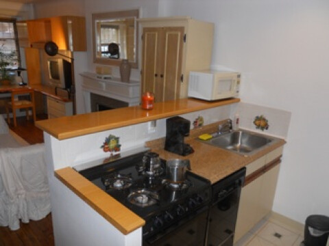 Full Kitchen w Dishwasher